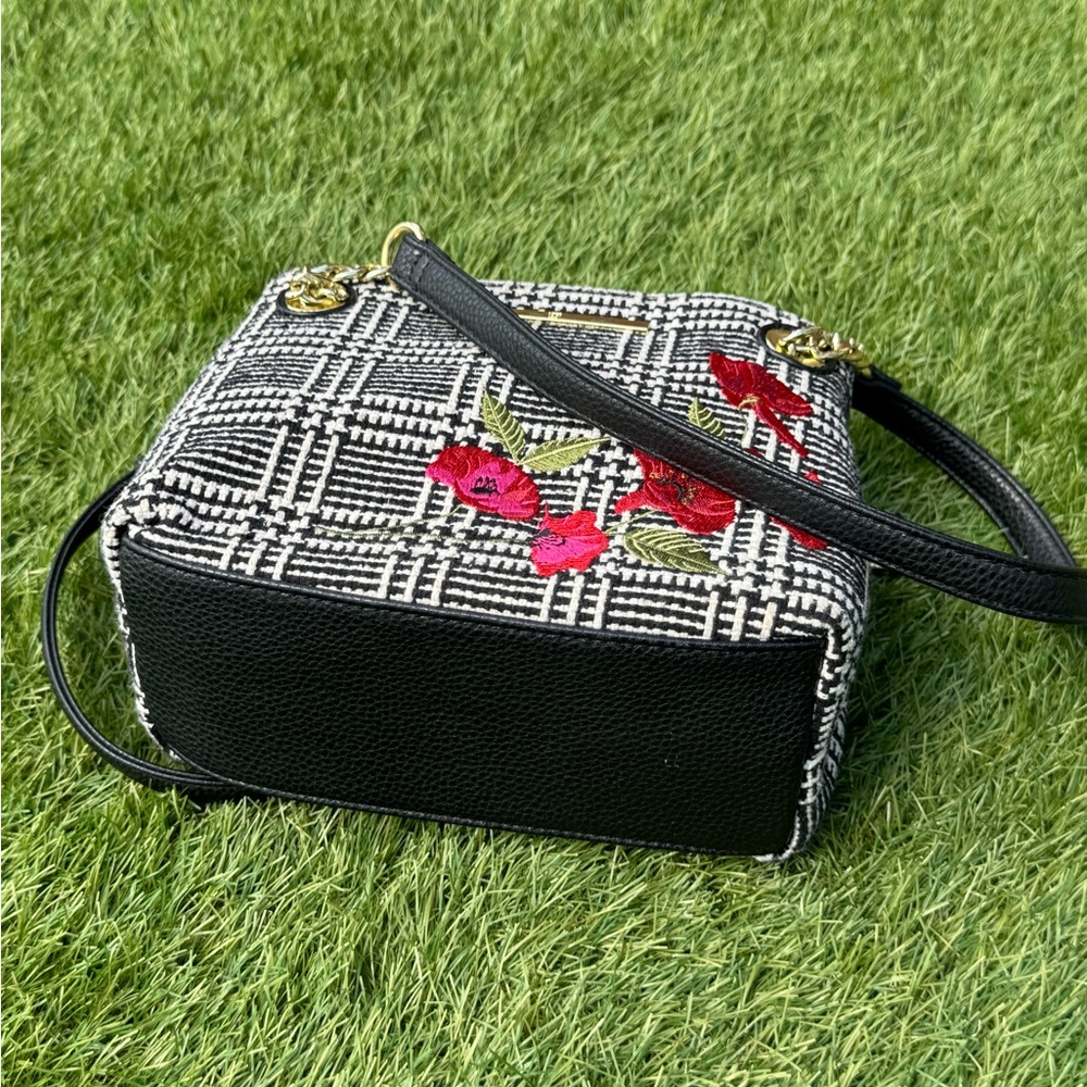 Liz Claiborne Floral Embroidered Shoulder Bag - Black & White Chain Strap - Picture 6 of 15